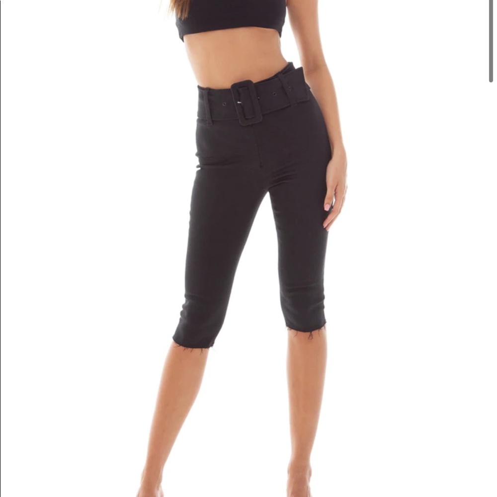 ARE YOU AM I Black High-Waist Belted Capri Pants